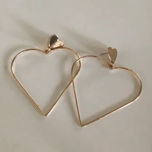 🫶 Örhängen 🫶 - Lite större örhängen i hjärtform 🫶vardagliga men har ändå det lilla extra. Frakt 13:- 