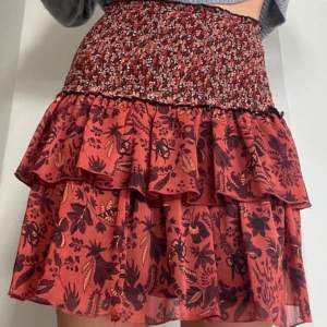 ❗️Lånad bild ❗️ Jätte fin zara kjol jag fick i våras. Den är i perfekt skick, som ny! Super fin och helt slutsåld! Storlek S men passar mig som är XS! 