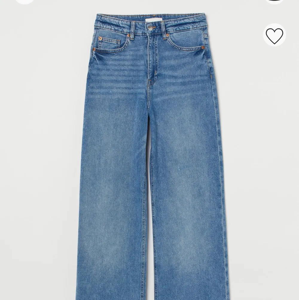 Ett par raka högmidjade jeans , storlek 44 men passar även 42 då dem är strechiga , använda en gång. Jeans & Byxor.