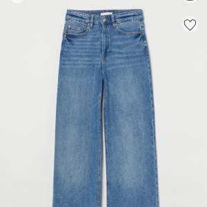 Ett par raka högmidjade jeans , storlek 44 men passar även 42 då dem är strechiga , använda en gång