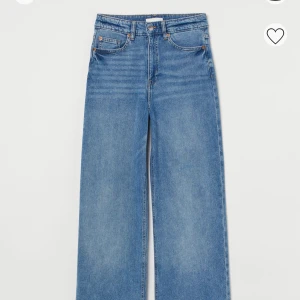 H&M - Ett par raka högmidjade jeans , storlek 44 men passar även 42 då dem är strechiga , använda en gång
