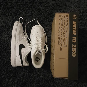 Nike Cour Vision Low Next Nature - Säljer mina nya Nike Court Vision Low Next Nature i strlk 39 då jag hade behövt strlk 40. De är i nyskick och skokartongen finns även kvar! Det är bara att skriva om det är något du undrar eller vill ha fler bilder:) Köparen står för frakten!