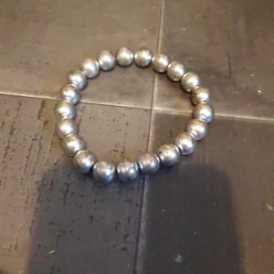 Aarmband - Oandvänt armband. Bor du långt borta 25kr frakt. Bor du i Halmstad Söndrum kan jag lämna det för hand