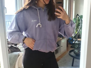 Hoodie Ribecka X Madlady  - En ljuslila hoodie från Ribecks X Madlady. Tillhörande mjukisbyxor kan också säljas med hoodien vid önskemål. 🌼  Fint skick, sparsamt använd 