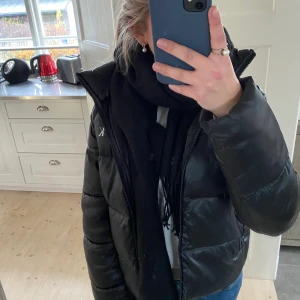 Calvin Klein jacka!! - Säljer super fin Calvin Klein puffer vinter jacka!! Skriv dm för frågor eller fler bilder Strl S!❤️
