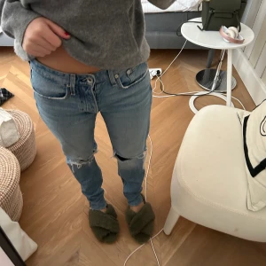 Rag & bone jeans  - Säljer mina fina låga rag & bone jeans. Sparsamt använda och köpta för ca 2300kr. Sitter perfekt på mig som är ca 162💕