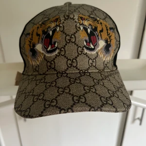 Gucci keps - Köpt i somras på Gucci i Spanien för 340€. Kvitto finns. Säljer då jag ej använder den längre.