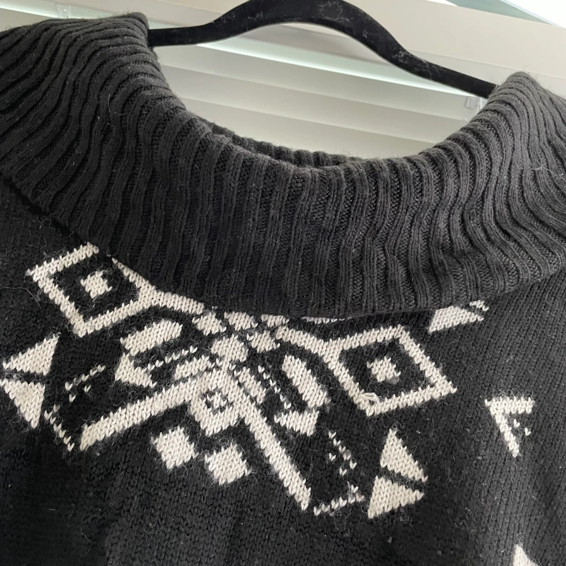 Stickad lång tröja med krage i storlek L - 90