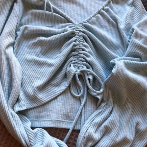 Blå Tröja - Blå tröja! Jag har ingen bild på, tyvärr! Aldrig använd . Frakt tillkommer på 45kr