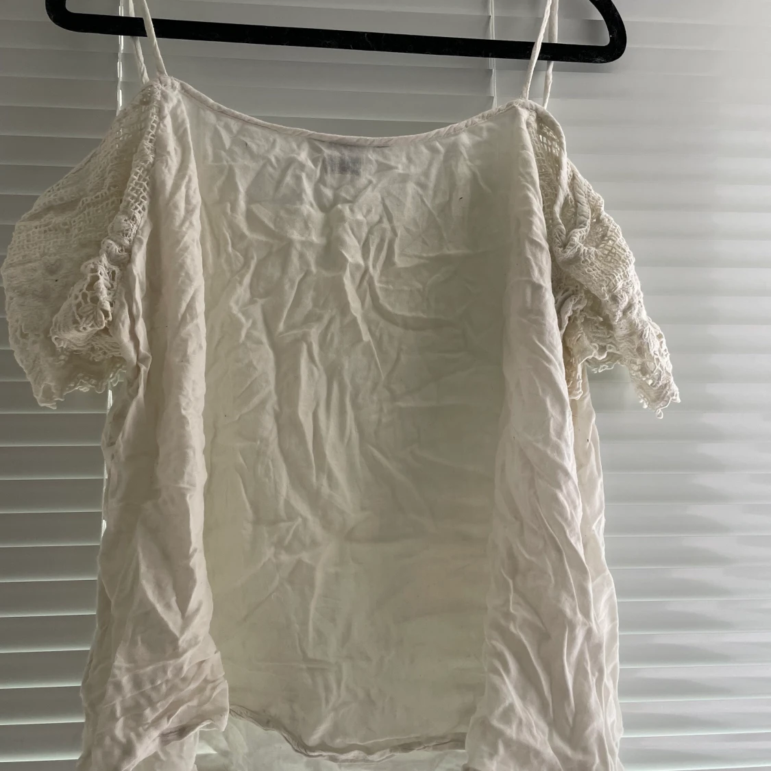 Linne med detaljer i storlek M