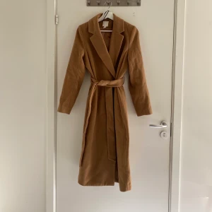 Beige kappa från H&M - Klassisk kappa från H&M köpt förra året :) lite skrynklig på bilden bara
