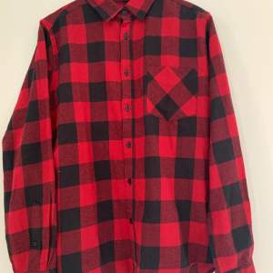 Säljer nu denna röda flanellskjorta från lager 157 i storlek M. Aldrig använd enbart testad. Köparen står för frakten. Kan skickas med spårbar frakt. betalning sker enbart med swish