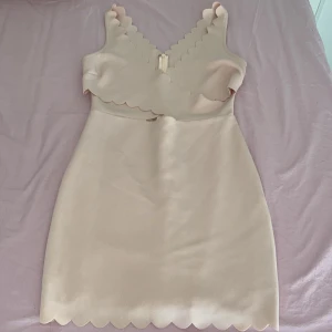 Klänning strl M - Ljusrosa/peach/beige färgad klänning knappt använd, storlek M. Köparen står även för frakt kostnaden  