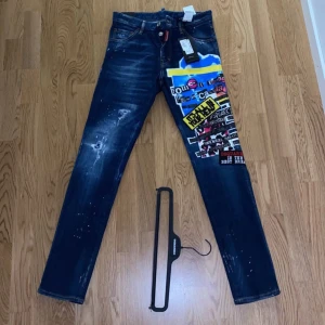 Dsquared2 Jeans - Jeans med tagg, alltså helt nya. Fick som present.  Skick 10/10 Storlek 46 Pris 2000kr