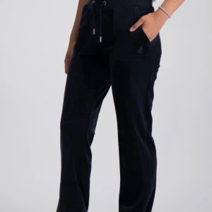 Stl xs  - Söker ett par Juicy Couture, helst ett sett  Vill ha svarta eller marinblå, kan gå bra med en annan färg beror på vilken 