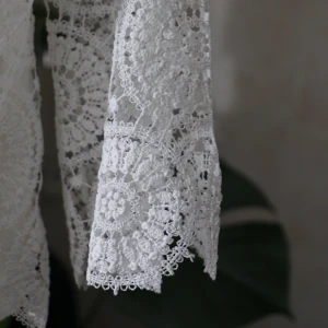 Vit blus - Fin, vit blus med vida ärmar! Välanvänd men i bra skick. Skulle tro att den passar storlek S också.