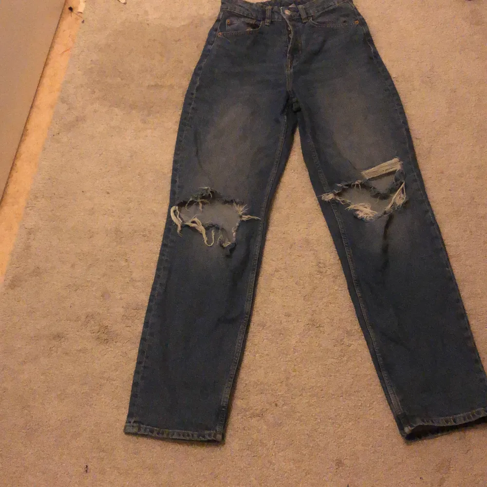 Dessa är mitt bästa köp någonsin, tyvärr har jag gått upp en storlek byxorna är XS/34 dem är lågmidjade och straight. Mina favorit jeans som går till allt.. Jeans & Byxor.