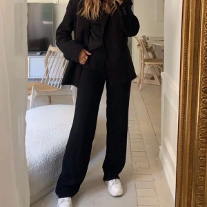 Kostymbyxor  - Kostymbyxor från madlady! Så sköna och näst intill aldrig använda, passar dom som är mellan 167-172 cm lång! Storlek S🥰