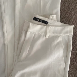 Bikbok kostymbyxor  - Säkjer mina populära kostymbyxor från bikbok då dom är lite korta och små på mig, har aldrig använt dom men spräckt upp sömmen längst ner så dom är lite längre än i vanliga fall🤍