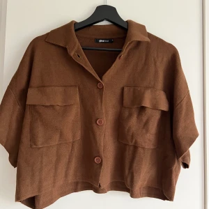 Skjorta i stickat material  - Skjorta från Gina tricot i stickat material. Storlek XS, säljes pga aldrig använd. Hör av dig om du är intresserad!