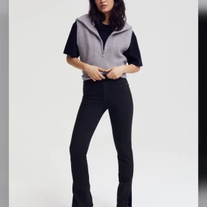 Jeans med slits - Supersnygga jeans från Gina Tricot i modellen Molly Petit Slit Jeans. Endast använda två gånger. Längden är perfekt på mig som är 166 cm, men kommer även funka superbra om man är kortare. 