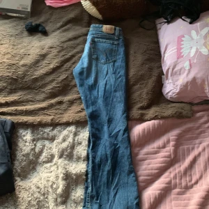 Los waisted LEVIS vintage jeans - Snygga Levis jeans vintage som ja köpte förra veckan av en kille men den är för små för mig. Står ”3 M” som storlek men vet inte. Jag är en M i byxor och de passade inte så skulle säga xs/S ❤️😇