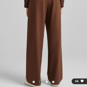 Bruna kostymbyxor - Helt slutsålda bruna kostymbyxor från Bershka, nästan aldrig använda! Vida i benen och högmidjade⭐️🍂 Har inga bilder på dem nu men tar gärna vid önskan ☺️