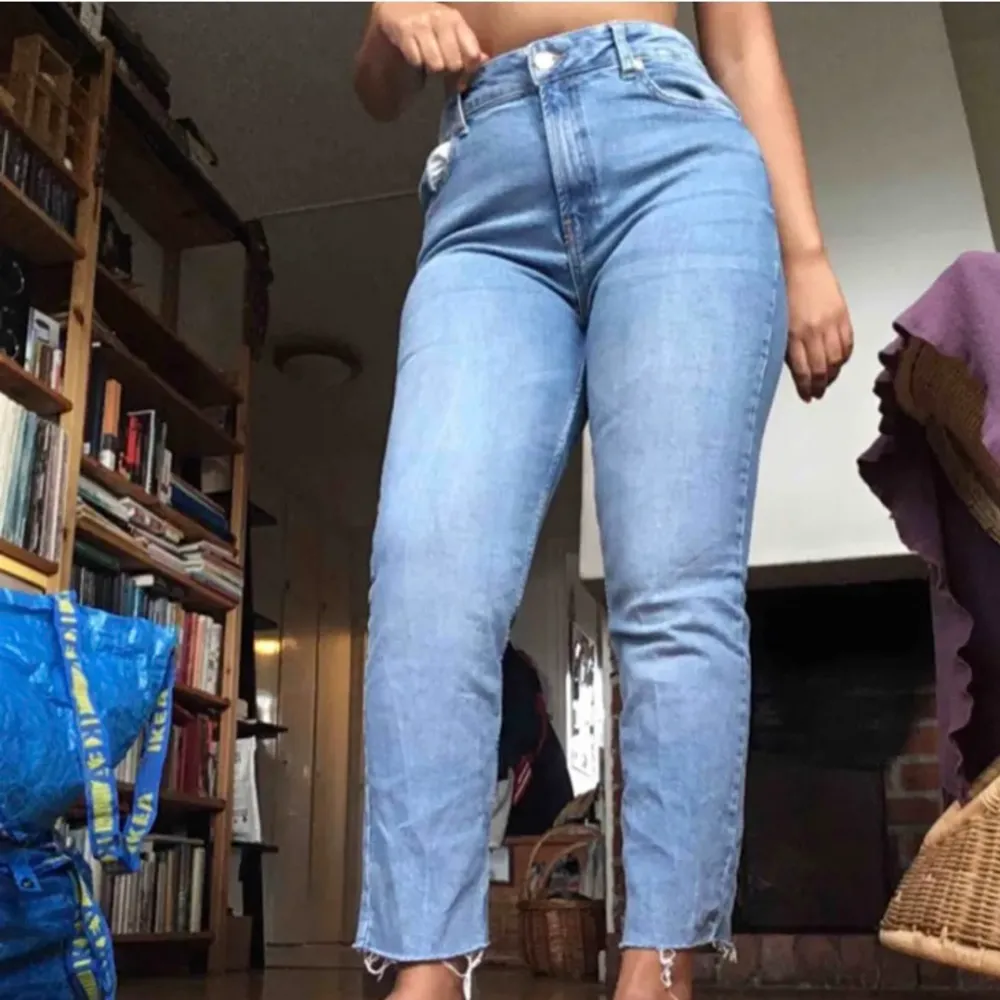 Ljusblåa jeans från Bershka, storlek 40. Använda 2 gånger. Frakt tillkommer eller så kan de hämtas i broma :) . Jeans & Byxor.