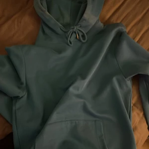 Blå Urban Classic hoodie - Blå hoodie köpt från Jack n Jones. Knappt använd