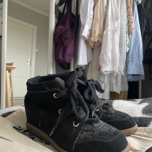 Isabel markant skor - Säljer nu mina älskade isabel markant skor som inte kommer till användning tyvärr😢 nypris är 5200kr och säljer för 2500, man även får dustbag till skorna. Priset kan gå att diskuteras🖤 passar mig som vanligtvis är en 38 perfekt, passar nog en 39 också