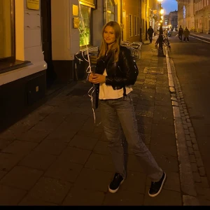 Midwaist jeans - Säljer nu dessa midwaist zara jeansen! Använda varsamt. Säljer då de inte passar längre🥰👌🏾passar mig som ligger mellan s och m 