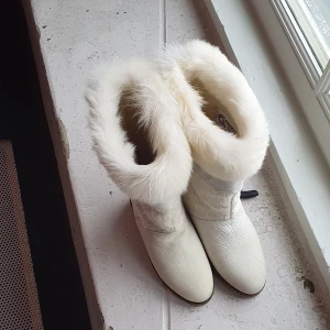 Super fin vinter och snow boots  - Super unique forändrat boot's som passar till båda vinter och snow. Bara provat och passar 37_38 .med åkta faux fur
