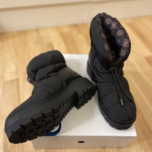 Skor - Guess - Nya boots , aldrig använt . Köpte de för 1800kr . Priset kan diskuteras . 