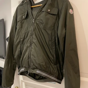Moncler jacka - Säljer min as snygga moncler jean claude i färgen olive. Säljs pga att den inte kommer till någon användning. Skick 9/10 ON HOLD PÅ 3,6!