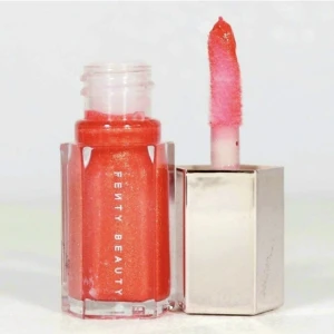 MINI. Fenty Beauty Glossbomb Universal Lip Luminizer "Cheeky" - Swatchad på handrygg en gång. En mini, alltså inte den fullstora. Limited Edition. Fraktsumman blir 15kr (frakt m frimärke) vid direkt swish till mig, välj ej Köp Nu isåfall. Samfraktar för minsta möjliga frakt kostnad för dig. Kontakta mig angående detta