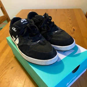 Nike sb alleyloop - Skick ca 9/10 se bilder. Ingår kartong samt laces men har tyvärr inget kvitto kvar. Hör av er om ni undrar något Köparen står för frakten!
