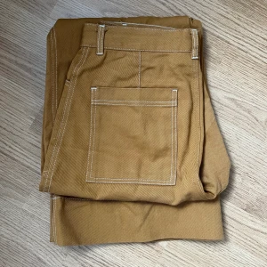Jeans/byxor  - Ett bar senapsgula byxor i jeanstyg från monki💛tycker de är mycket men de kommer inte till användning så säljer av den anledningen :) vid frågor eller fler bilder kontakta gärna😊