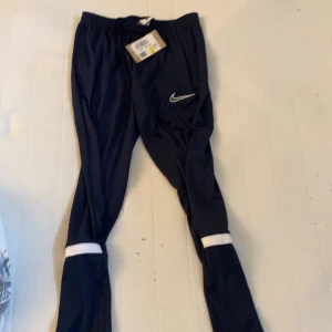 Nike byxor/ träningsbyxor - Säljer mina helt nya byxor då dom ej kom till användning dom är endast testade och prislapp sitter kvar.