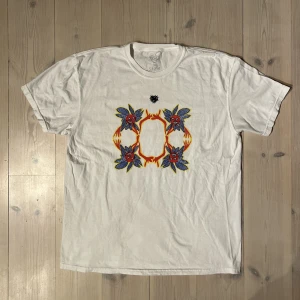 Bladee sunflower T-shirt - En sjukt snygg bladee tischa från merch släppet till 333 tillsammans med Claire Barrow. Ett sjukt fint samarbete imo. Storlek XL men sitter defo mer som en L.