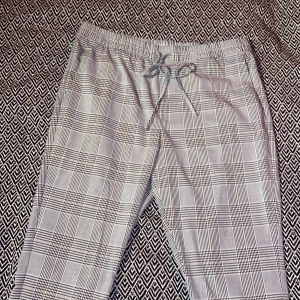 Kostymbyxor - Tjena, säljer dessa fina rutiga kostymbyxorna från HM som är alldeles för små för mig, inte använda särskilt mycket, fint skick! Storlek Medium 100kr + frakt och dom är dina🙌🏼