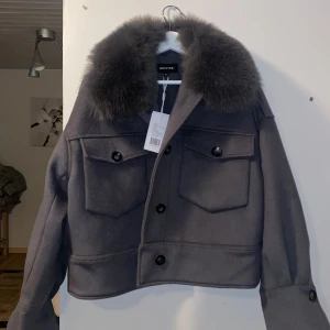 Meotine jacka - Kollar nu intresset på denna fina gråa meotine jacka, aldrig använd. Storlek M/L men passar mig som är en S i vanliga fall, sitter perfekt på mig. Jätte fin nu till våren💗 slutsåld på deras hemsida 