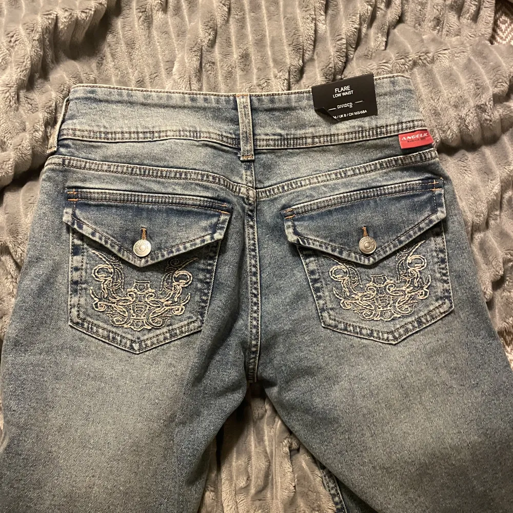 Säljer dessa jeansen pga för långa är drygt 160 lång, skriv för mer bilder ❤️❤️. Jeans & Byxor.