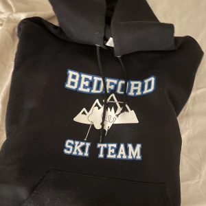 Vintage hoodie - Svart vintage hoodie med tryck