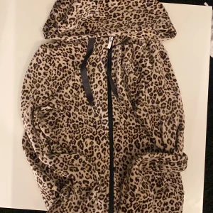 Gina tricot - Säljer nu denna leopard siphoodien från Ginatricot då den inte kommer till användning💓 bara använt fåtal gånger så mycket fint skick🤩