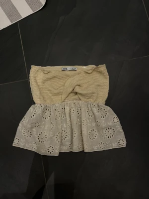 Zara tubtopp - Helt oanvänd i nyskick. Storlek XS och passar perfekt. Nypris 299kr mitt pris 200😊