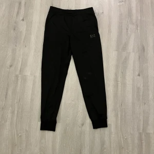 EA7 byxor - Svarta EA7 byxor i storlek S