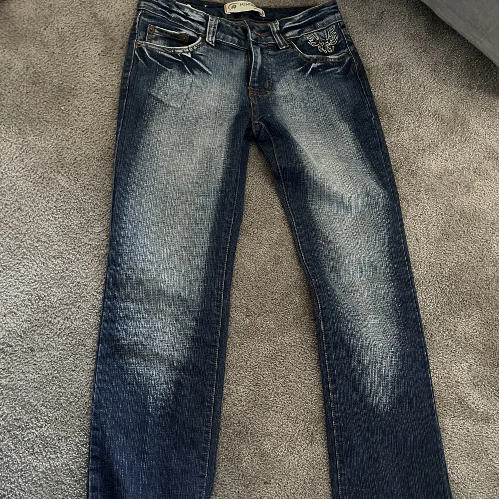 Lägger upp igen pga att köparen drog sig ur. Fina Lågmidjade jeans med tryck på fickorna! Kom privat för flera bilder💕👍midjemått 78,5 och beninnerlängd 85. Jeans & Byxor.
