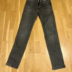 Replay Jeans  - Hej, säljer dessa trendiga mörkgråa slim replay jeans. Jeansen är stretch. Jeansen är i nyskick. Storleken är 28/32. Nypriset på jeansen är 1700. Skriv privat för fler bilder eller andra frågor.