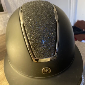 Ridhjälm - Säljer min ridhjälm från Hansbo, storlek S (52-54) Använts sparsamt i ett halvår så det är inga skavanker på den☺️ Nypris:1299kr Säljer för 650kr