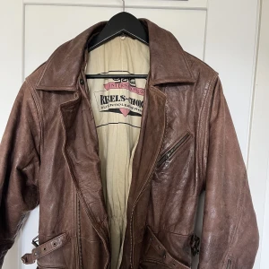 Vintage läderjacka - Vintage läderjacka i damstorlek M. Fint skick!